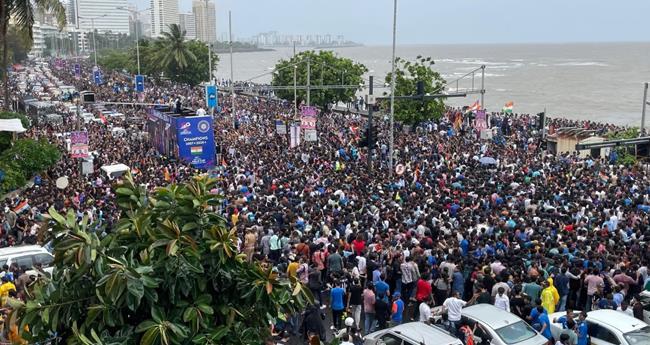 നീ​ല​ക്ക​ട​ലാ​യി മ​റൈ​ൻ ഡ്രൈ​വ്; ഇ​ന്ത്യ​ൻ ടീ​മി​ന്‍റെ മെ​ഗാ റോ​ഡ്ഷോ ആ​രം​ഭി​ച്ചു