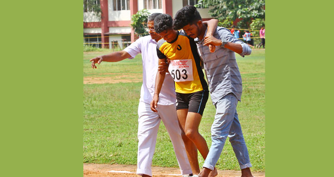 പ​രി​ക്കേ​റ്റു വീ​ണ താ​രം  മൈ​താ​ന​ത്തു കിടന്നത് 20 മി​നി​ട്ട്