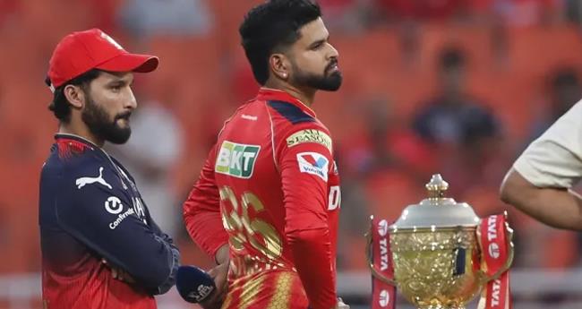 ര​ണ്ടി​ലൊ​ന്ന് ഇ​ന്ന​റി​യാം; ടോ​സ് ജ​യി​ച്ച് ആ​ര്‍​സി​ബി