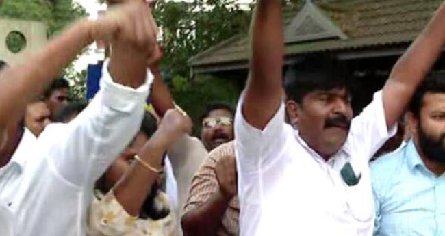 യൂ​ത്ത് കോ​ൺ​ഗ്ര​സ് പ്ര​തി​ഷേ​ധ​മാ​ർ​ച്ചി​നി​ടെ സി​പി​എം ആ​ക്ര​മ​ണം; ഒ​രാ​ൾ​ക്ക് പ​രി​ക്ക്