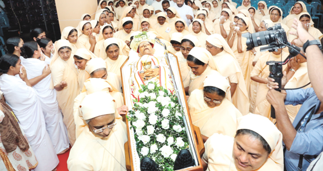 നിറസ്‌​നേ​ഹം​ ഏറ്റുവാങ്ങി  നി​ത്യ​ത​യി​ലേ​ക്ക്