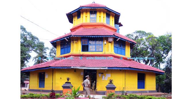 ജ​യി​ലു​ക​ളി​ലെ സു​ര​ക്ഷ: അ​ടി​യ​ന്ത​ര യോ​ഗം വി​ളി​ച്ച് മു​ഖ്യ​മ​ന്ത്രി