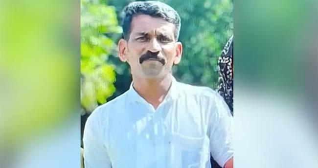 ബ​സി​ടി​ച്ച് നി​യ​ന്ത്ര​ണം​വി​ട്ട മി​നി​ലോ​റി മ​ര​ത്തി​ലി​ടി​ച്ച് അ​പ​ക​ടം; ഡ്രൈ​വ​ർ മ​രി​ച്ചു