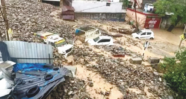 ജമ്മു കാഷ്മീരിൽ മേഘവിസ്ഫോടനം; മി​​​ന്ന​​​ൽ​​​പ്ര​​​ള​​​യ​​​ത്തി​​​ലും മ​​​ണ്ണി​​​ടി​​​ച്ചി​​​ലി​​​ലും മൂ​​​ന്നു മ​​​രണം