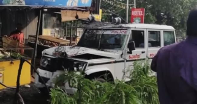 ജീ​പ്പ് നി​യ​ന്ത്ര​ണം​വി​ട്ട് ക​ട​യി​ലേ​ക്ക് ഇ​ടി​ച്ചു​ക​യ​റി പോ​ലീ​സു​കാ​ർ​ക്ക് പ​രി​ക്ക്