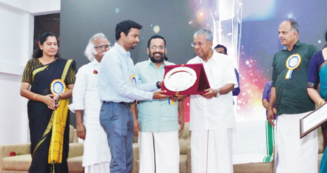 നി​യ​മ-​ച​ട്ട​ങ്ങ​ളു​ടെ കു​രു​ക്കി​ല്‍നി​ന്ന് ജ​ന​ങ്ങ​ളെ മോ​ചി​പ്പി​ക്കാ​ന്‍  ഉ​ദ്യോ​ഗ​സ്ഥ​ര്‍​ക്കാ​ക​ണം: മു​ഖ്യ​മ​ന്ത്രി