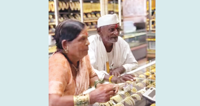 സ്വർണമാല വാങ്ങാൻ 1120 രൂപയുമായെത്തി ; വൃദ്ധദമ്പതിമാരുടെ കരുതലിന്  ജ്വല്ലറിയുടമയുടെ കാ​രു​ണ്യം
