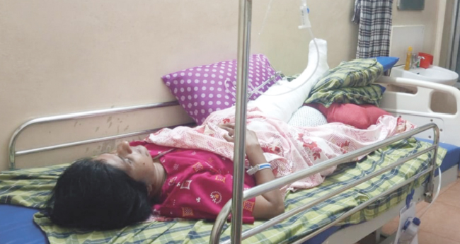 കാ​ട്ടു​പ​ന്നി കു​റു​കേ ചാ​ടി സ്കൂ​ട്ട​ർ മ​റി​ഞ്ഞ് വീ​ട്ട​മ്മ​യ്ക്ക് പ​രി​ക്ക്