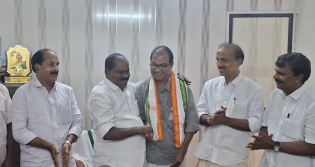 സി​പി​എം ഇ​ല​ന്തൂ​ർ ലോ​ക്ക​ൽ ക​മ്മി​റ്റി അം​ഗം കോ​ണ്‍​ഗ്ര​സി​ൽ ചേ​ർ​ന്നു