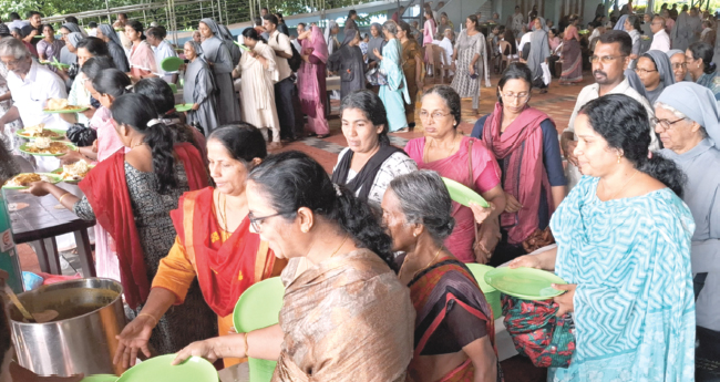 ധ​ന്യ​ൻ ജോ​സ​ഫ് വി​ത​യ​ത്തി​ല​ച്ച​ന്‍റെ   അ​നു​സ്മ​ര​ണ​ത്തി​ന് ആ​യി​ര​ങ്ങ​ൾ