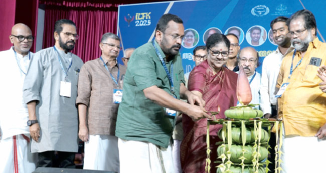 സാം​സ്കാ​രി​ക​പ്ര​വ​ർ​ത്ത​ക​ർ ഇ​ട​പെ​ടേ​ണ്ട സ​മ​യം: മ​ന്ത്രി