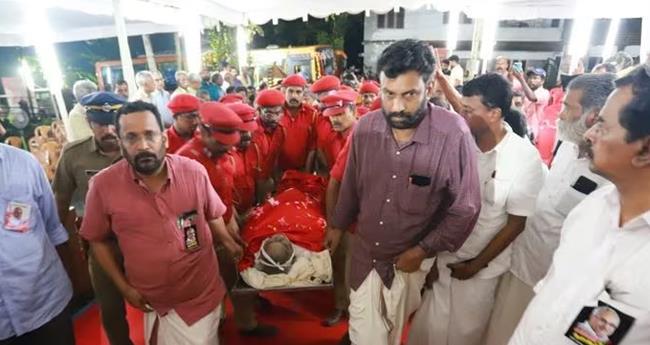 കാ​നം രാ​ജേ​ന്ദ്ര​ന്‍റെ ഭൗ​തി​ക​ശ​രീ​രം കാ​ന​ത്തെ​ത്തി​ച്ചു