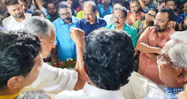 കാ​ന​ത്തി​ന് ആ​ദ​രാ​ജ്ഞ​ലി അ​ർ​പ്പി​ച്ച് മു​ഖ്യ​മ​ന്ത്രി​യും മ​ന്ത്രി​മാ​രും