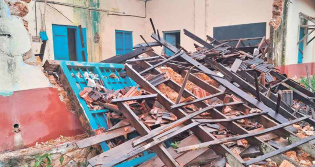 കടമ്മനിട്ട ഗവ. സ്കൂളിന്‍റെ പഴയ കെട്ടിടം തകർന്നുവീണു