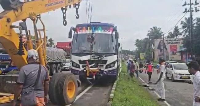 ക​ല്ല​ട ബ​സ് അ​പ​ക​ട​ത്തി​ല്‍​പ്പെ​ട്ടു; ആ​ർ​ക്കും പ​രി​ക്കി​ല്ല