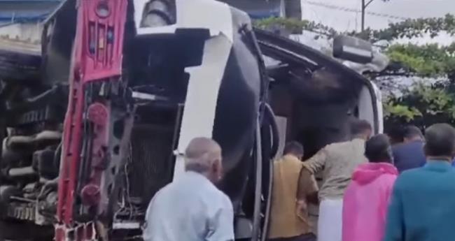 മാ​ട​വ​ന​യി​ൽ സ്വ​കാ​ര്യ ബ​സ് മ​റി​ഞ്ഞ് നി​ര​വ​ധി​പേ​ർ​ക്ക് പ​രി​ക്ക്