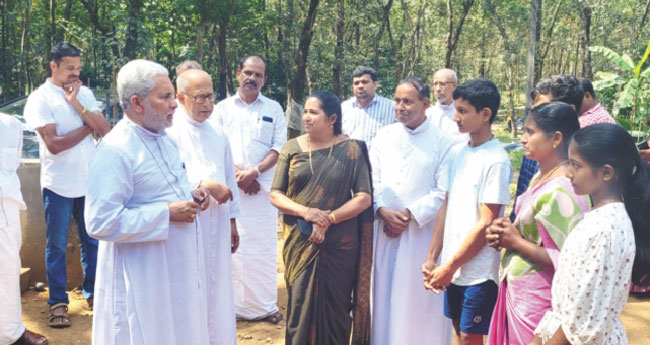 ആ​​ശ്വാ​​സ​​ദൂ​​തു​​മാ​​യി മാ​​ർ ക​​ല്ല​​റ​​ങ്ങാ​​ട്ടും