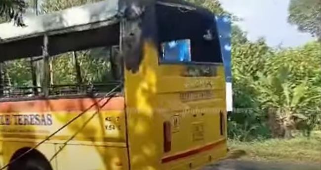 മൂ​വാ​റ്റു​പു​ഴ​യി​ല്‍ സ്‌​കൂ​ള്‍ ബ​സ് ക​ത്തി​ന​ശി​ച്ചു; ആ​ര്‍​ക്കും പ​രി​ക്കി​ല്ല