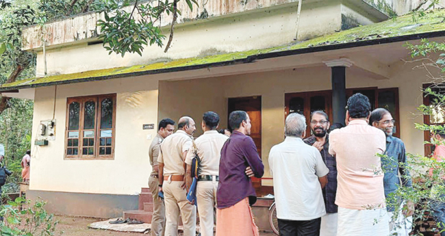 ക​ണ്ണൂ​ർ കു​റ്റ്യാ​ട്ടൂ​രി​ൽ യു​വ​തി​യെ  തീ​കൊ​ളു​ത്തി കൊ​ല്ലാ​ൻ ശ്ര​മം
