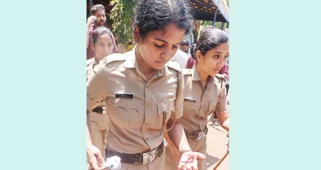 തെ​ര​ഞ്ഞെ​ടു​പ്പിനിടെ ക​ണ്ണൂ​ർ  സ​ർ​വ​ക​ലാ​ശാ​ലയിൽ സംഘർഷം