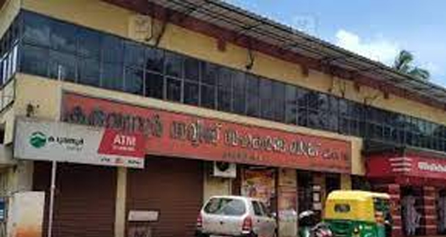 ക​രി​വ​ന്നൂ​ര്‍ ബാ​ങ്ക് ത​ട്ടി​പ്പ്  പ്ര​തി​ക​ളെ ഒ​രേ ജ​യി​ലി​ല്‍ പാ​ര്‍​പ്പി​ച്ച​തി​ന് കോ​ട​തി വി​ശ​ദീ​ക​ര​ണം തേ​ടി