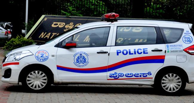 ക​ർ​ണാ​ട​ക​യി​ൽ സ്ത്രീ​ധ​ന​ത്തി​ന്‍റെ പേ​രി​ൽ ന​ടു​റോ​ഡി​ൽ മ​ർ​ദ​നം; യു​വ​തി​യു​ടെ പ​രാ​തി​യി​ൽ കേ​സെ​ടു​ത്ത് പോ​ലീ​സ്