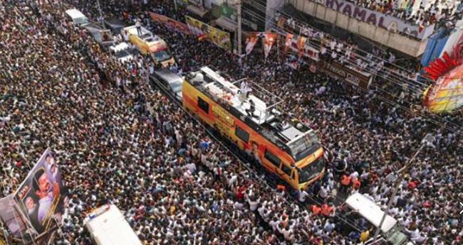 ക​രൂ​ർ അ​പ​ക​ടം: മ​രി​ച്ച​വ​രു​ടെ കു​ടും​ബ​ങ്ങ​ള്‍​ക്ക് 10 ല​ക്ഷം രൂ​പ വീ​തം ധ​ന​സ​ഹാ​യം