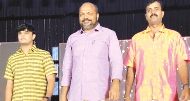 ക​രു​മാ​ല്ലൂ​ര്‍ ഖാ​ദി സാ​രി​യും  അ​ഡ്വ​ക്ക​റ്റ്‌​സ് കോ​ട്ടും വി​പ​ണി​യി​ല്‍