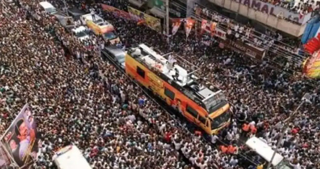 ക​രൂ​ർ ദു​ര​ന്തം: വി​ജ​യ്‌​യു​ടെ ഡ്രൈ​വ​ർ​ക്കെ​തി​രേ കേ​സെ​ടു​ത്തു