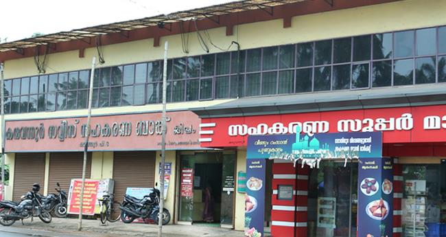 ക​രു​വ​ന്നൂ​ർ കു​റ്റ​പ​ത്രം: പ്ര​തി​ഷേ​ധം ക​ന​പ്പി​ക്കാ​ൻ കോ​ണ്‍​ഗ്ര​സും ബി​ജെ​പി​യും