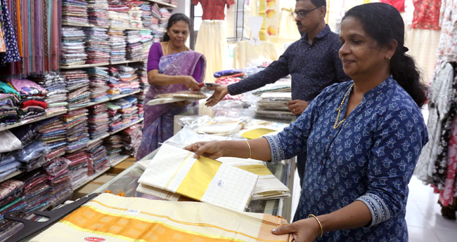 കസവില്‍ മിന്നി പൊന്നോണം; നെയ്ത്തുഗ്രാമങ്ങളില്‍  തിരക്കോടു തിരക്ക്