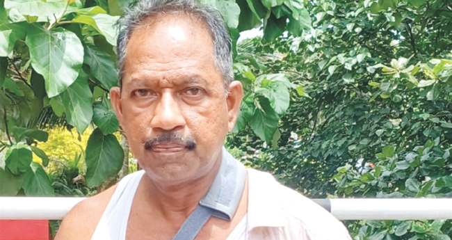 കാട്ടാനയാക്രമണം: ബൈക്ക് യാത്രക്കാരനു പരിക്ക്