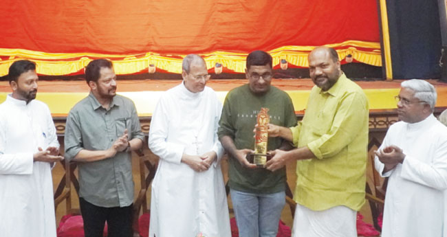 കെ​സി​ബി​സി നാ​ട​ക​മേ​ള: പു​ര​സ്‌​കാ​ര​ങ്ങ​ള്‍ ന​ല്‍​കി