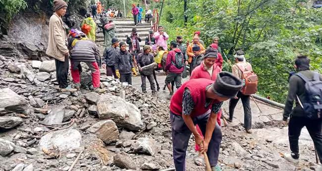 കേ​ദാ​ർ​നാ​ഥ് യാ​ത്ര​ക്കി​ടെ പ​റ​ക​ഷ​ണം വീ​ണ് ര​ണ്ട് തീ​ർ​ഥാ​ട​ക​ർ മ​രി​ച്ചു