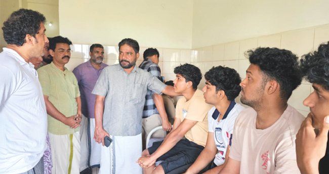 ന​ട​ന്‍ സ​ന്തോ​ഷ് കീ​ഴാ​റ്റൂ​രി​ന്‍റെ മ​ക​നു​ൾ​പ്പെ​ടെ  നാ​ലു വി​ദ്യാ​ര്‍​ഥി​ക​ൾ​ക്കു മ​ർ​ദ​നം