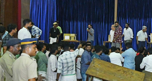 കെ​എ​സ്‌​യു-​എ​സ്എ​ഫ്‌​ഐ പ്ര​വ​ര്‍​ത്ത​ക​ര്‍ ത​മ്മി​ല്‍ ഏ​റ്റു​മു​ട്ടൽ; യു​ദ്ധ​ക്ക​ള​മാ​യി കേ​ര​ള 
സ​ര്‍​വ​ക​ലാ​ശാ​ല ആ​സ്ഥാ​നം
