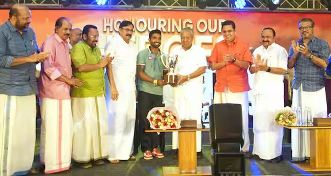 ര​ഞ്ജി ടീ​മി​ന് ആ​ദ​രം; കേ​ര​ള​ത്തി​ന്‍റേ​ത് കി​രീ​ട സ​മാ​ന​മാ​യ നേ​ട്ടം: മു​ഖ്യ​മ​ന്ത്രി