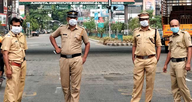 അ​​​ഞ്ചു ജി​​​ല്ല​​​ക​​​ളി​​​ല്‍ സ്ഥി​​​തി ഗു​​​രു​​​ത​​​രം: പോ​​​ലീ​​​സു​​​കാ​​​ര്‍​ക്ക് വാ​​​ക്‌​​​സി​​​നേ​​​ഷ​​​ന്‍ നി​​​ര്‍​ബ​​​ന്ധം