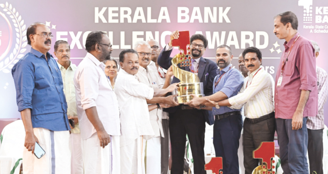 മി​ക​ച്ച പ്രാ​ഥ​മി​ക കാ​ർ​ഷി​ക സ​ഹ​ക​ര​ണ സം​ഘ​ങ്ങ​ൾ​ക്കും  ക​ർ​ഷ​ക​ർ​ക്കും കേ​ര​ള ബാ​ങ്ക് അ​വാ​ർ​ഡ് ന​ൽ​കി