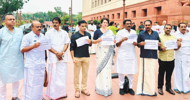 പ്രതിഷേധം തുടർന്ന്  കേരള എംപിമാർ