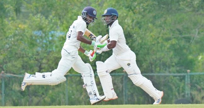 ര​ഞ്ജി ട്രോ​ഫി: കേ​ര​ള​ത്തി​നെ​തി​രെ ജ​മ്മു കാ​ഷ്മീ​രി​ന് ബാ​റ്റിം​ഗ് ത​ക​ർ​ച്ച