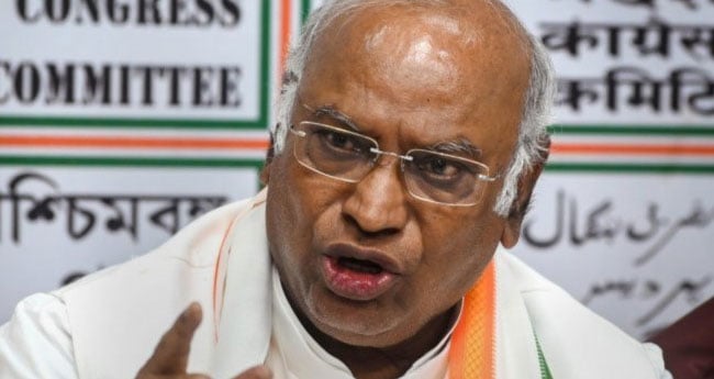 സർവകക്ഷിയോഗത്തിൽ പ്രധാനമന്ത്രി പങ്കെടുക്കാത്തതിനെ വിമർശിച്ച് ഖാർഗെ