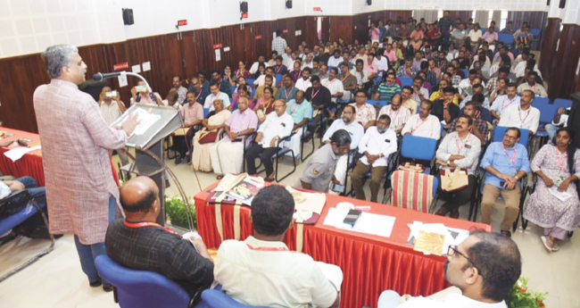 കു​ടി​വെ​ള്ളം കൈ​പ്പി​ടി​യി​ലാ​ക്കാ​നു​ള്ള മൂ​ല​ധ​ന ശ​ക്തി​ക​ളു​ടെ ശ്ര​മം ചെ​റു​ക്ക​ണം: ഡോ. ​വി​ജൂ കൃ​ഷ്ണ​ൻ