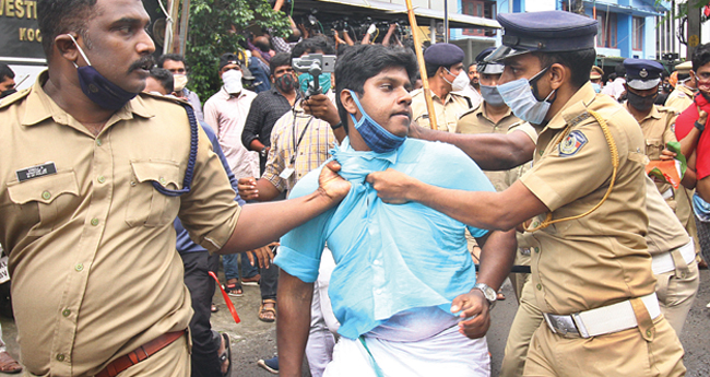 പ്രതികൾ കൊച്ചിയിലെത്തിയപ്പോൾ പ്രതിഷേധം, സംഘർഷം, ലാത്തിച്ചാർജ്