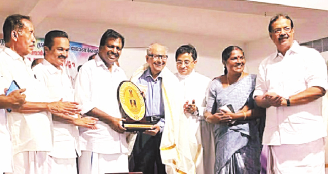 പ്ര​​ഫ.​​ ജെ.​​ ഫി​​ലി​​പ്പി​​ന് അവാർഡ് സമ്മാനിച്ചു