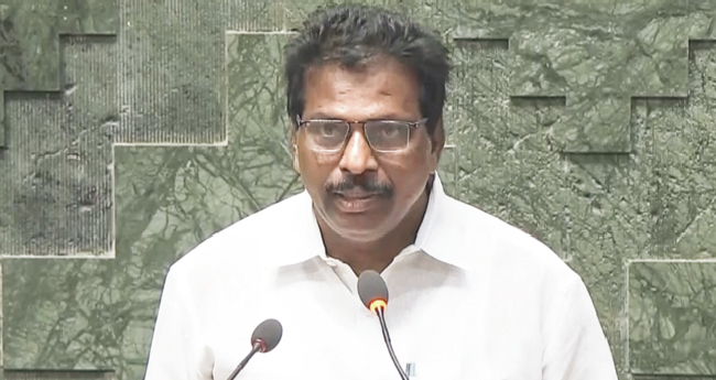 മലയാളത്തിലും ഇംഗ്ലീഷിലും ഹിന്ദിയിലും സത്യപ്രതിജ്ഞ ചെയ്ത് കേരള എംപിമാർ