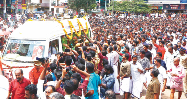 വ​​​​​ഴി​​​നീ​​​​​ളെ  അ​​​​​ഭി​​​​​വാ​​​​​ദ്യ​​​​​ങ്ങ​​​​​ളു​​​​​മാ​​​​​യി  പ്ര​​​​​വ​​​​​ർ​​​​​ത്ത​​​​​ക​​​​​ർ