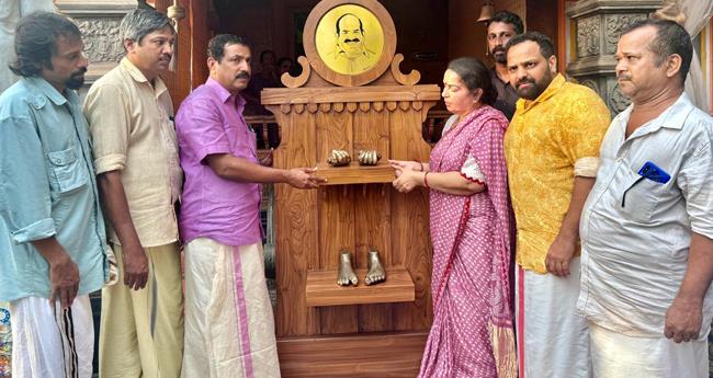 കോ​ടി​യേ​രി​യു​ടെ "ക​ര​ങ്ങ​ളും കാ​ൽ​പ്പാ​ദ​ങ്ങ​ളും' ഇ​നി വീ​ട്ടി​ലെ മൂ​സി​യ​ത്തി​ൽ