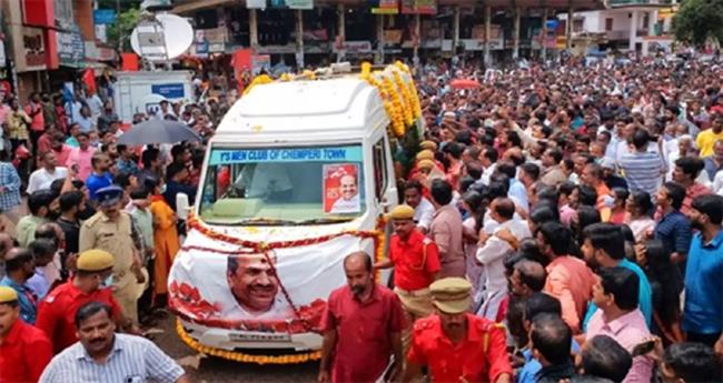 ചെ​ങ്കൊ​ടി​ത്ത​ണ​ലി​ൽ കോ​ടി​യേ​രി, ഇ​ടി​മു​ഴ​ക്ക​മാ​യി ലാ​ൽ സ​ലാം; ത​ല​ശേ​രി​യി​ലേ​ക്ക് ജ​നം ഒ​ഴു​കു​ന്നു