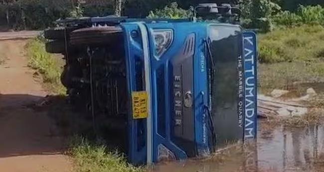 മാ​ര്‍​ബി​ള്‍ ക​യ​റ്റി​വ​ന്ന ലോ​റി വ​യ​ലി​ലേ​ക്ക് മ​റി​ഞ്ഞ് അ​ന്യ​സം​സ്ഥാ​ന തൊ​ഴി​ലാ​ളി​ക്ക് ദാ​രു​ണാ​ന്ത്യം
